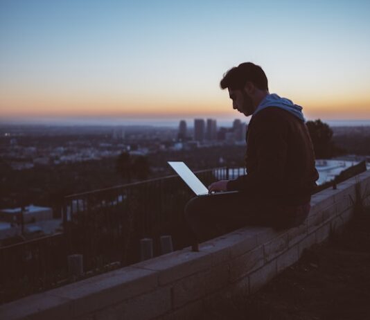 Jakie korzyści dla środowiska wynikają z korzystania z rozwiązań chmurowych?