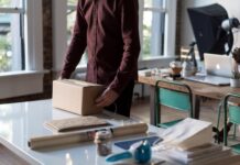 E-commerce vs. tradycyjny handel: Zalety i wady każdej opcji E-commerce vs. tradycyjny handel