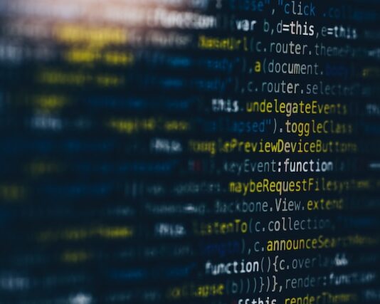 Jakie są najważniejsze cechy skutecznego systemu zarządzania relacyjnymi bazami danych (RDBMS)?