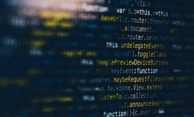 Jakie są najważniejsze cechy skutecznego systemu zarządzania relacyjnymi bazami danych (RDBMS)?