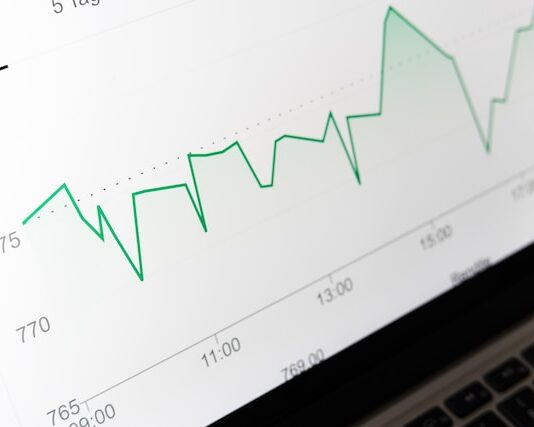Jakie są najważniejsze kwestie związane z zarządzaniem danymi w systemach zarządzania bazą danych