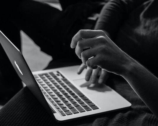 Jak dostarczać produkty do klientów w biznesie e-commerce?